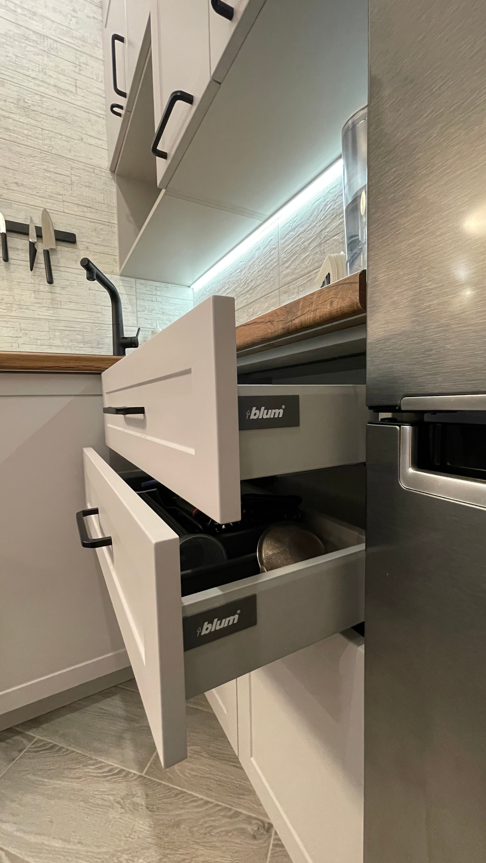 Открытые ящики Blum со светлыми фасадами и чёрными ручками-скобами