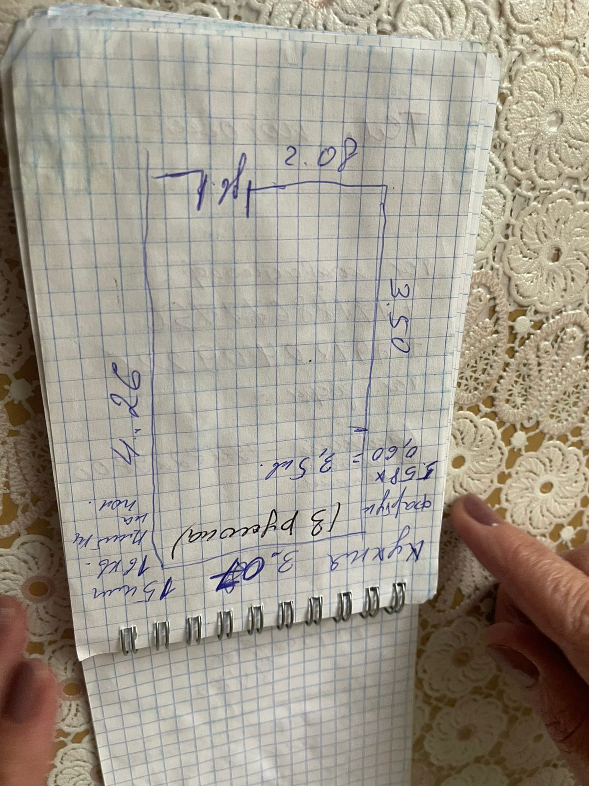 Блокнот в клетку с рукописным эскизом-планировкой кухни 3,0 м с размерами: 350, 202, 92 см — на кружевной скатерти